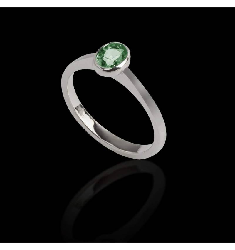 Oval emerald engagement ring white gold Moon solo 