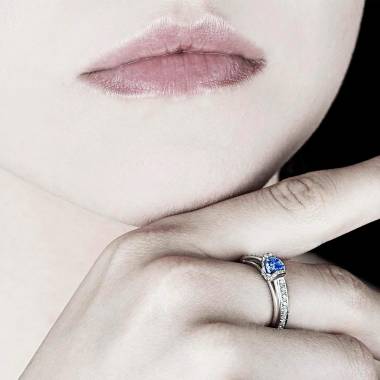 Blue sapphire engagement ring diamond paving white gold Hera
