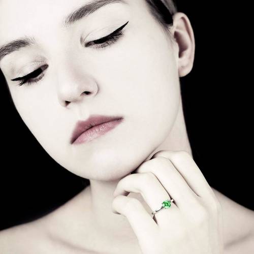 Emerald engagement ring white gold Judith solo