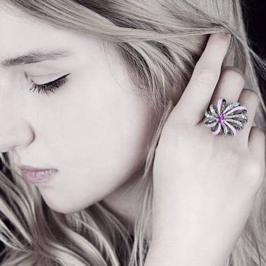 Diamond Engagement Ring White Gold Dahlia en laque