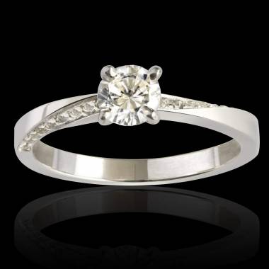 Meryem diamond engagement ring