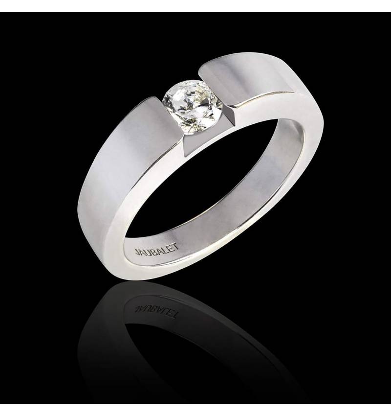 Round Diamond Engagement Ring White Gold Pyramide