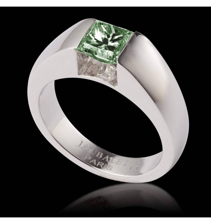 Emerald engagement ring white gold Pyramide